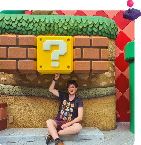 Javier Del Rey sentado y golpeando un bloque amarillo