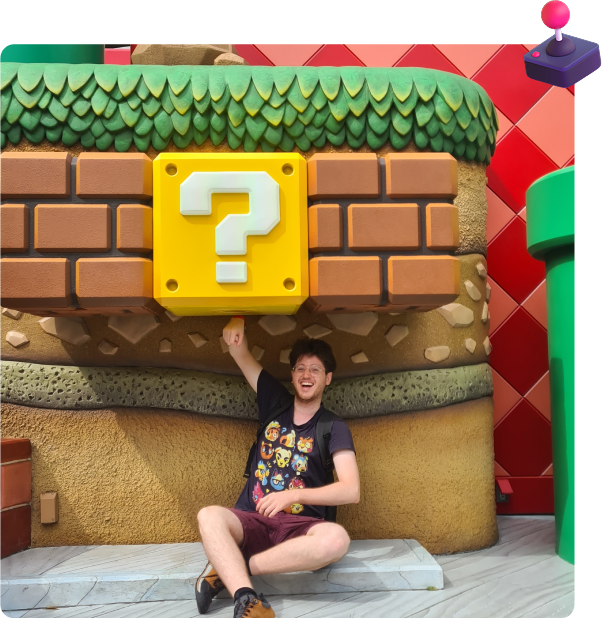 Javier Del Rey sentado y golpeando un bloque amarillo con la muñeca